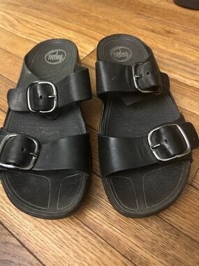 Woman’s 9 Black Buckle Fitflop Slide Sandals